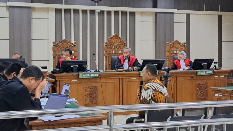 Alwin Basri, suami Mbak Ita mengikuti sidang pemeriksaan terdakwa di Pengadilan Tipikor Semarang, Rabu (23/7/2025). (bae)