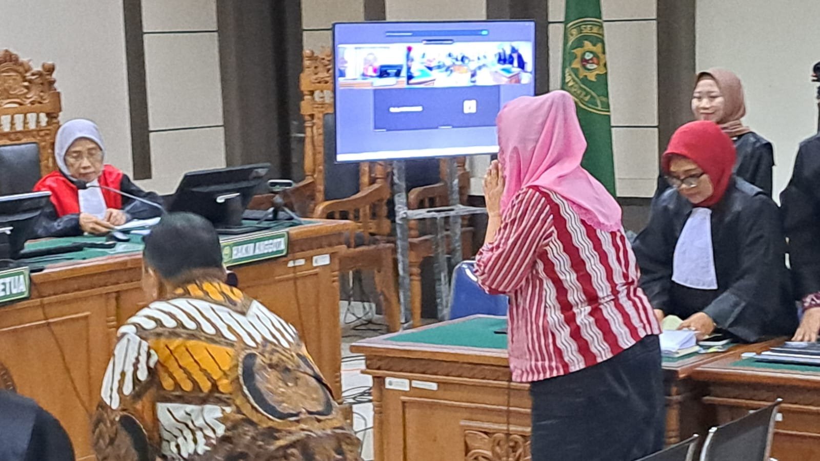 Mbak Ita berdiri usai diperiksa sebagai terdakwa dalam sidang korupsi di Pengadilan Tipikor Semarang, Rabu (23/7/2025). (bae)
