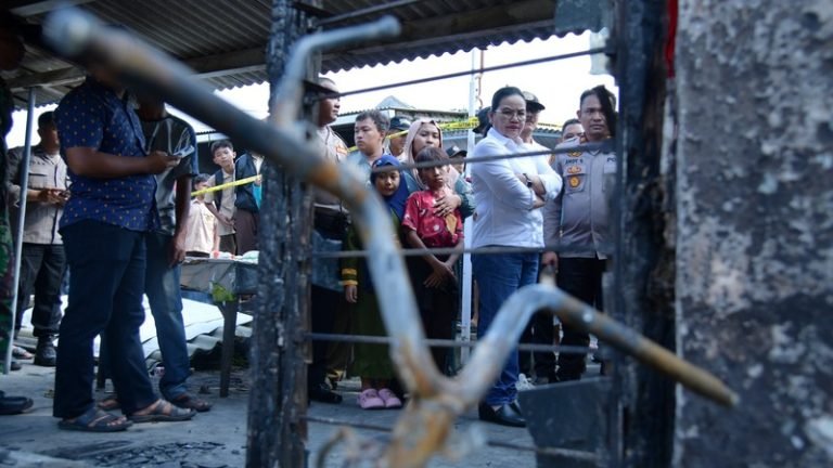 Wali Kota Semarang, Agustina Wilujeng, meninjau lokasi kebakaran di Jalan Pesanggrahan Raya, Kelurahan Mlatibaru, Kota Semarang, Jumat (25/7) sore.