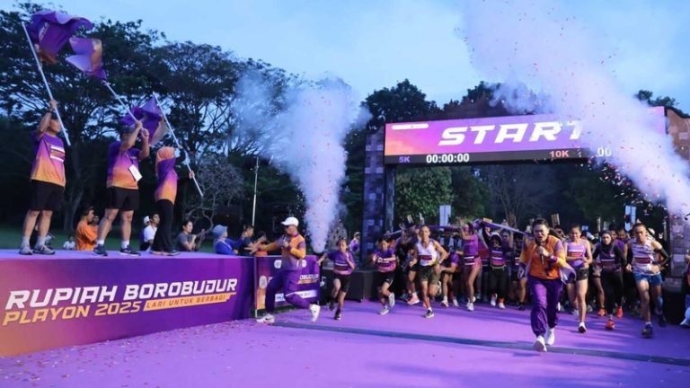 Peserta mulai berlari di garis start saat event Rupiah Borobudur Playon 2025.