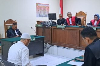 JALANI SIDANG: Aipda Robig Zaenudin menjalani sidang lanjutan kasus penembakan siswa SMK di Pengadilan Negeri Semarang, Selasa (29/7). (Foto: bae)
