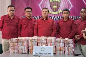 HASIL KORUPSI: Penyidik Kejati Jateng memamerkan tumpukan uang senilai Rp13 miliar yang merupakan hasil temuan aliran korupsi BUMD Cilacap. (bae)