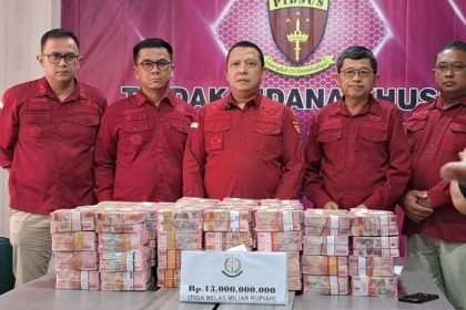 HASIL KORUPSI: Penyidik Kejati Jateng memamerkan tumpukan uang senilai Rp13 miliar yang merupakan hasil temuan aliran korupsi BUMD Cilacap. (bae)