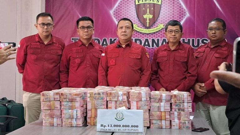 HASIL KORUPSI: Penyidik Kejati Jateng memamerkan tumpukan uang senilai Rp13 miliar yang merupakan hasil temuan aliran korupsi BUMD Cilacap. (bae)