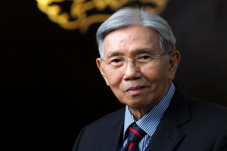 Ekonom senior Kwik Kian Gie, meninggal pada usia 90 tahun.