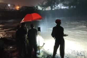 Tim SAR berupaya menyelematkan pekerja penguatan talud Sungai Klawing di Purbalingga, Minggu (3/8/2025) malam.