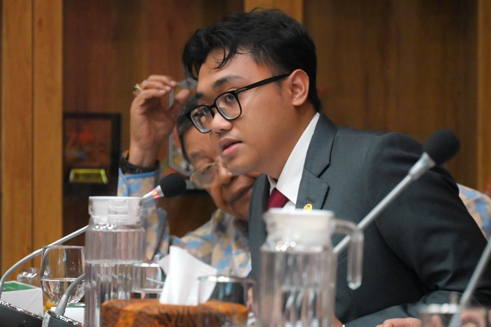 Anggota Komisi X DPR RI Muhammad Hilman Mufidi dalam Rapat Kerja dengan Kementerian Pendidikan Dasar Menengah, Selasa (26/8/2025). DPR sepakat menambah anggaran untuk kesejahteraan guru dalam anggaran di Kemendikdasmen. Foto: dok.