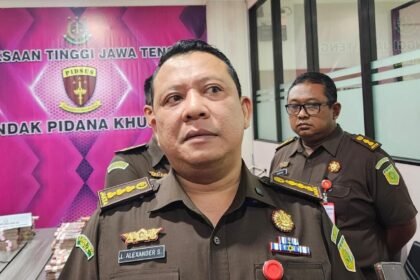 Aspidsus Kejati Jateng, Lukas Alexander menjelaskan penyidikan kasus korupsi pengadaan biji kakao yang melibatkan dosen UGM. Foto: bae