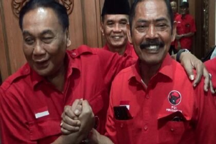 Ketua Bidang Pemenangan Pemilu Legislatif DPP PDI Perjuangan Bambang 'Pacul' Wuryanto salam komando dengan Plt Ketua DPD PDI Perjuangan Jawa Tengah Fx. Hadi Rudyatmo. Foto: dok