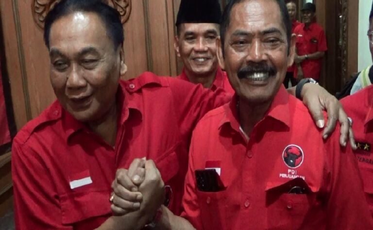 Ketua Bidang Pemenangan Pemilu Legislatif DPP PDI Perjuangan Bambang 'Pacul' Wuryanto salam komando dengan Plt Ketua DPD PDI Perjuangan Jawa Tengah Fx. Hadi Rudyatmo. Foto: dok