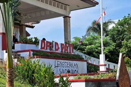 Coretan Lengserkan Sudewo menghiasai Gedung DPRD Pati. Kamis (14/8/2025) Panitia Khusus DPRD Kabupaten Pati mulai menggelar sidang agenda hak angket pemakzulan Bupati Pati Sudewo. Foto: Bae