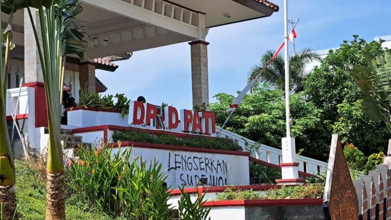 Coretan Lengserkan Sudewo menghiasai Gedung DPRD Pati. Kamis (14/8/2025) Panitia Khusus DPRD Kabupaten Pati mulai menggelar sidang agenda hak angket pemakzulan Bupati Pati Sudewo. Foto: Bae
