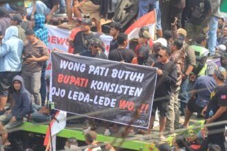 Massa aksi penurunan pajak bumi bangunan di Pati yang berubah turunkan Bupati Sudewo setelah kenaikan tarif PBB dibatalkan. Foto: bae