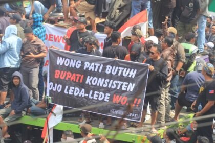 Massa aksi penurunan pajak bumi bangunan di Pati yang berubah turunkan Bupati Sudewo setelah kenaikan tarif PBB dibatalkan. Foto: bae