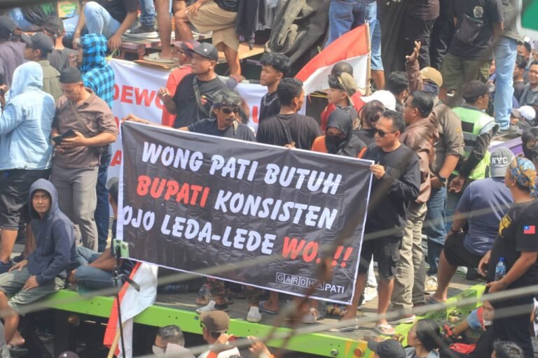 Massa aksi penurunan pajak bumi bangunan di Pati yang berubah turunkan Bupati Sudewo setelah kenaikan tarif PBB dibatalkan. Foto: bae
