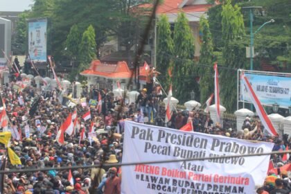 Demo masyarakat Kabupaten Pati yang awalnya tuntut penurunan tarif PBB P2 berubah menjadi turunkan Bupati Sudewo. Foto: Bae