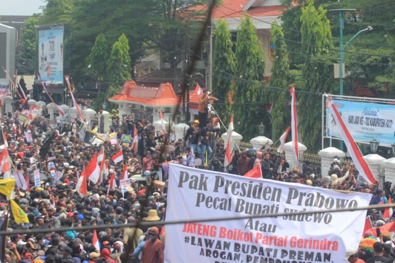 Demo masyarakat Kabupaten Pati yang awalnya tuntut penurunan tarif PBB P2 berubah menjadi turunkan Bupati Sudewo. Foto: Bae