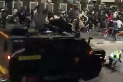 Tangkapan layar mobil lapis baja Brimob melindas ojol lalu kabur ke mako.