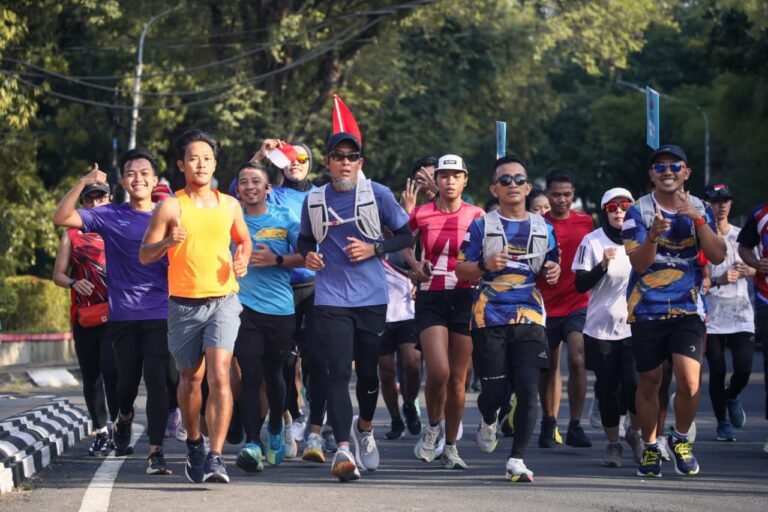 Sekda Jateng Sumarno turut serta dalam Fun Run 8 K sebagai pembuka rangkaian kegiatan hari Jadi ke-80 Provinsi Jawa Tengah. Foto: dok/humas