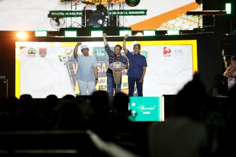 Gubernur Ahmad Luthfi, Wagub Taj Yasin dan Sekda Jawa Tengah Sumarno dalam penutupan rangkaian acara HUT ke-80 Jawa Tengah di Lapangan Simpanglima, Minggu (24/8/2025). Foto: dok.