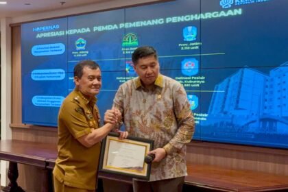 Pemerintah Provinsi Jawa Tengah dinobatkan sebagai provinsi terbaik dalam pelaksanaan program penyediaan perumahan versi Kementerian PKPRI. Penghargaan ini diserahkan langsung oleh Menteri PKP, Maruarar Sirait, kepada Gubernur Jateng, Ahmad Luthfi, saat peringatan Hari Perumahan Nasional 2025 di Jakarta, Senin (25/8/2025). Foto: dok.