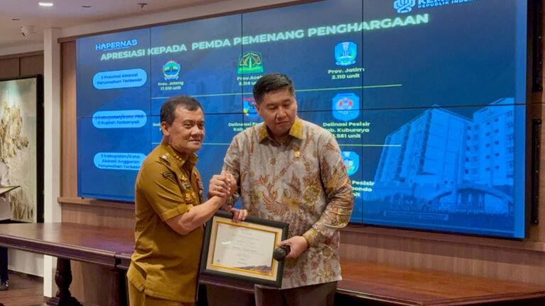 Pemerintah Provinsi Jawa Tengah dinobatkan sebagai provinsi terbaik dalam pelaksanaan program penyediaan perumahan versi Kementerian PKPRI. Penghargaan ini diserahkan langsung oleh Menteri PKP, Maruarar Sirait, kepada Gubernur Jateng, Ahmad Luthfi, saat peringatan Hari Perumahan Nasional 2025 di Jakarta, Senin (25/8/2025). Foto: dok.