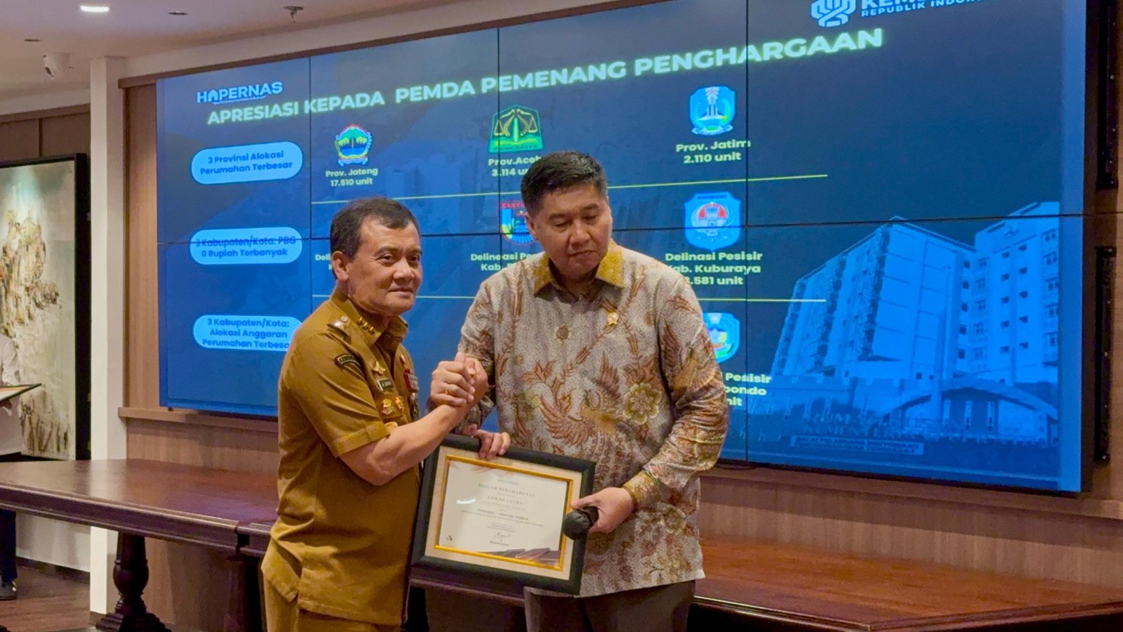 Pemerintah Provinsi Jawa Tengah dinobatkan sebagai provinsi terbaik dalam pelaksanaan program penyediaan perumahan versi Kementerian PKPRI. Penghargaan ini diserahkan langsung oleh Menteri PKP, Maruarar Sirait, kepada Gubernur Jateng, Ahmad Luthfi, saat peringatan Hari Perumahan Nasional 2025 di Jakarta, Senin (25/8/2025). Foto: dok.