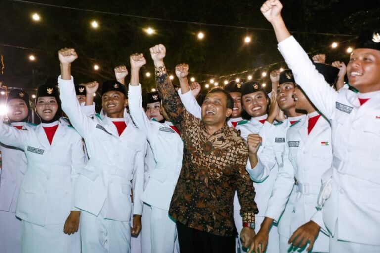 Gubernur Jateng Ahmad Lutfi meneriakkan Merdeka bersama Paskibraka Jawa Tengah dalam malam resepsi HUT Kemerdekaan ke-80R RI di Lapangan Simpanglima Semarang, Minggu (17/8/2025) malam. Foto: dok/humas