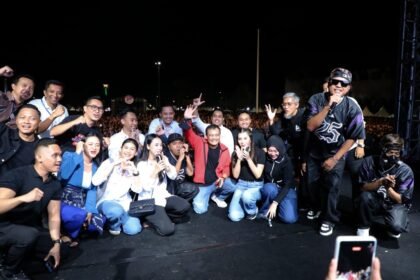 Gubernur Jateng AHmad Luthfi bersama Sekda Sumarno pose bareng NDX AKA dan penonton konser dalam rangka HUT ke-80 Jawa Tengah di Jepara, Selasa (19/8/2025)