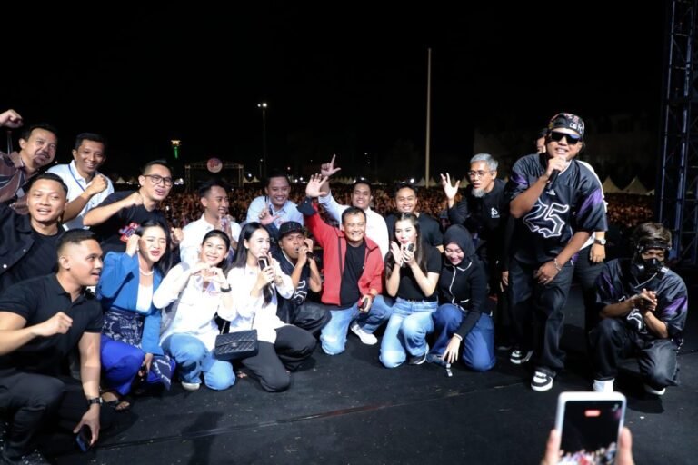 Gubernur Jateng AHmad Luthfi bersama Sekda Sumarno pose bareng NDX AKA dan penonton konser dalam rangka HUT ke-80 Jawa Tengah di Jepara, Selasa (19/8/2025)