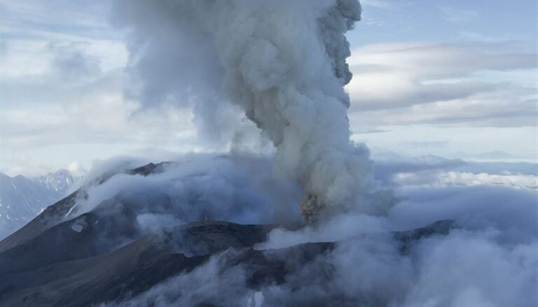 Gunung Krasheninnikov Rusia yang tidur 600 tahun atau sekitar 5,5 abad, tiba-tiba meletus, Minggu (3/8/2025). Foto: dok