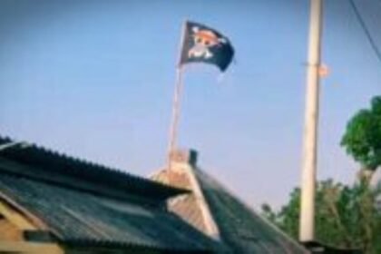 Warga Tuban didatani aparat gabungan setelah bendera One Piece dikibarkan di atap rumahnya.