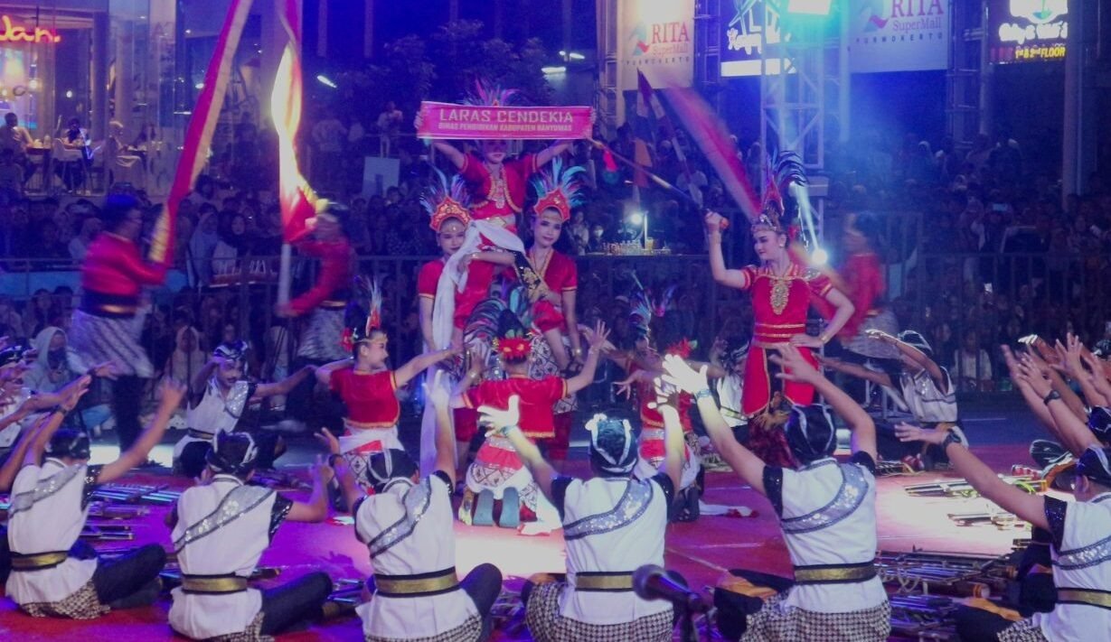 Penampilan Grup Kenthongan Garuda Mas Rawalo keluar sebagai Juara 1 dalam Festival Kenthongan 2025 di Alun-alun Purwokerto. Foto: dok.