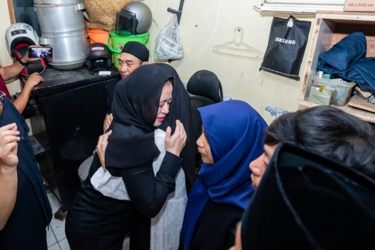 Ketua DPR RI Puan Maharani memeluk erat ibunda Affan Kurniawan, drivel ojol yang tewas setelah dilindas mobil baracuda Brimob. Foto: Dok.