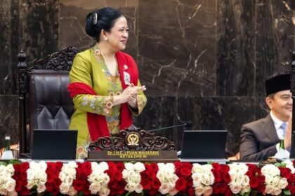 Ketua DPR RI Puan Maharani tampil anggun dan sarat makna dalam Sidang Tahunan MPR (15/8/2025) dengan mengenakan kebaya hijau lime bermotif bunga yang dipadukan dengan selendang merah khas perjuangan.