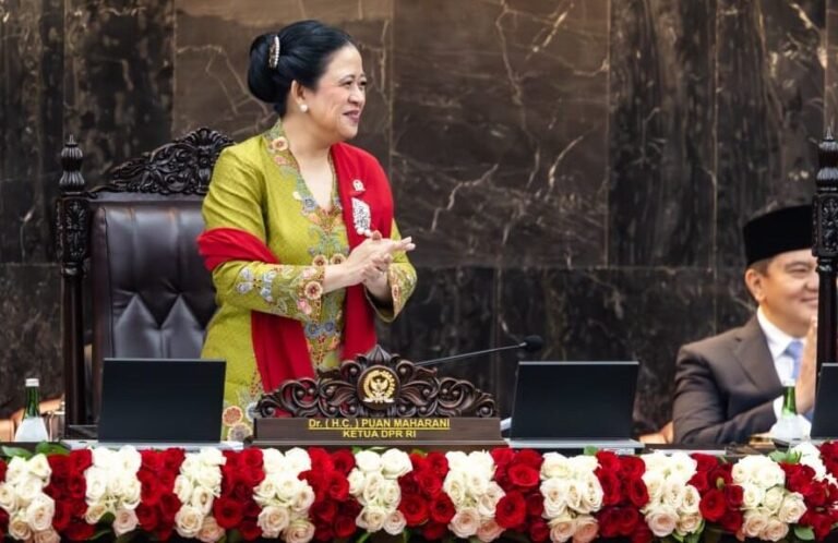 Ketua DPR RI Puan Maharani tampil anggun dan sarat makna dalam Sidang Tahunan MPR (15/8/2025) dengan mengenakan kebaya hijau lime bermotif bunga yang dipadukan dengan selendang merah khas perjuangan.