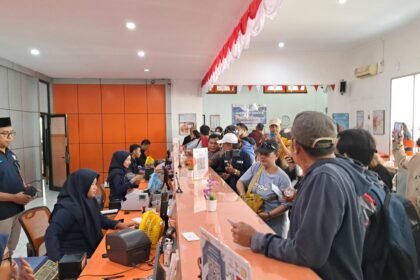 Warga Pati, Senin (25/8/2025) mengirim surat ke KPK lewat kantor pos, mendesak agar KPK segera menangkap Bupati Pati Sudewo atas dugaan terlibat dalam kasus korupsi proyek DJKA Kemenhub. *bae