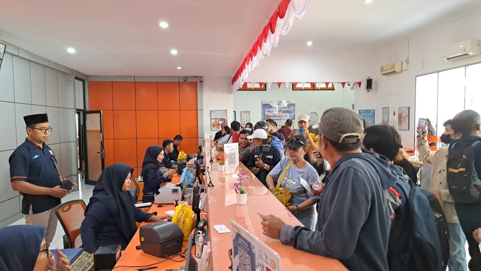 Warga Pati, Senin (25/8/2025) mengirim surat ke KPK lewat kantor pos, mendesak agar KPK segera menangkap Bupati Pati Sudewo atas dugaan terlibat dalam kasus korupsi proyek DJKA Kemenhub. *bae