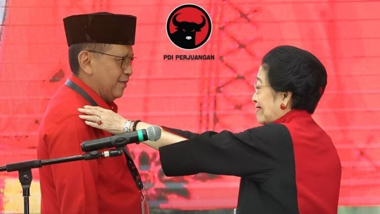 PDIP lagi pasang formasi “Turtle Defense” di awal, tapi siap berubah jadi “Full Blitz Attack” kalau lawan lengah. Dan kembalinya Hasto itu bukan sekadar ganti Sekjen, tapi langkah pertama buat nyusun “Operation Comeback 2029.”