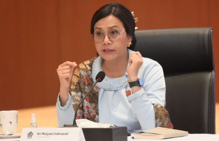 Menteri Keuangan Sri Mulyani. Kebijakan dan komentarnya bikin gaduh negeri ini. Terutama komentar soal guru yang menjadi beban negara. Foto: dok./humas Kemenkeu