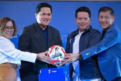 Ketua Umum PSSI Erick Tohir bersama Direktur PT. LIB Ferry Paulus dan mitra kompetisi saat peluncuran Super League Indonesia musim kompetisi 2025-2026 di Jakarta, Minggu (3/8/2025). foto: dok/PSSI
