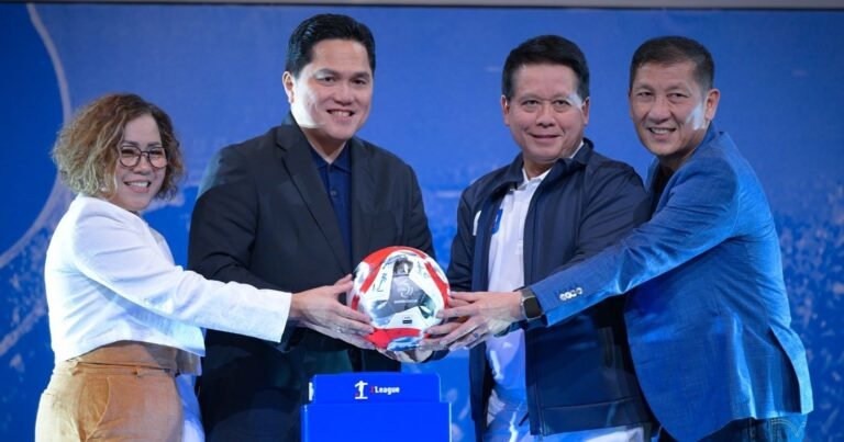 Ketua Umum PSSI Erick Tohir bersama Direktur PT. LIB Ferry Paulus dan mitra kompetisi saat peluncuran Super League Indonesia musim kompetisi 2025-2026 di Jakarta, Minggu (3/8/2025). foto: dok/PSSI