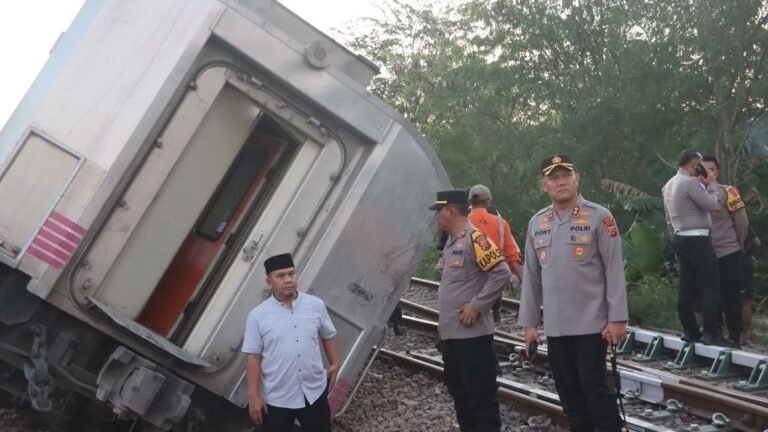 Polisi mengamankan gerbong Kereta Api (KA) Argo Bromo Anggrek yang anjlok di wialyah Kabupaten Subang, Jawa Barat, pada Jumat (1/8/2025).