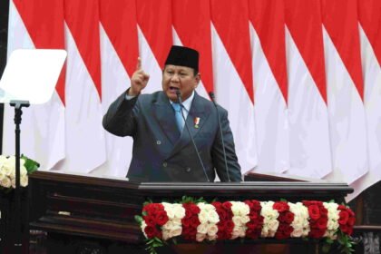 Prabowo di Pidato Kenegaraan HUT RI ke-80 tampil bak final boss yang ngeluarin jurus kombo: gaji hakim naik 280%, korupsi dibongkar, sawit ilegal digusur, tentara digemukin komandonya, petani dibikin tajir lewat surplus beras 4 juta ton, dan kemiskinan ekstrem dibidik nol persen. Foto: dok