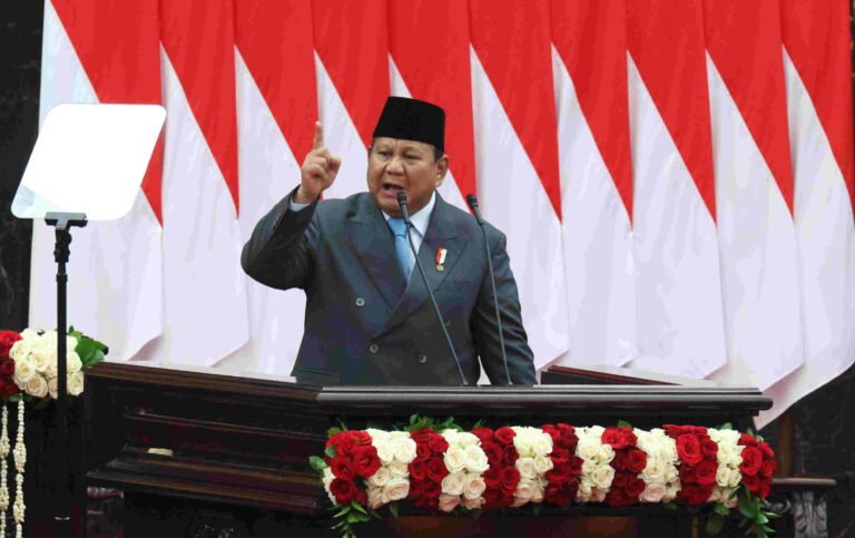Prabowo di Pidato Kenegaraan HUT RI ke-80 tampil bak final boss yang ngeluarin jurus kombo: gaji hakim naik 280%, korupsi dibongkar, sawit ilegal digusur, tentara digemukin komandonya, petani dibikin tajir lewat surplus beras 4 juta ton, dan kemiskinan ekstrem dibidik nol persen. Foto: dok