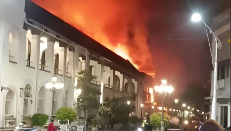 Warung Makan Sego Bancakan Pawone Simbah di Kawasan Kota Lama Semarang, terbakar hebat, pada Rabu (27/8/2025).