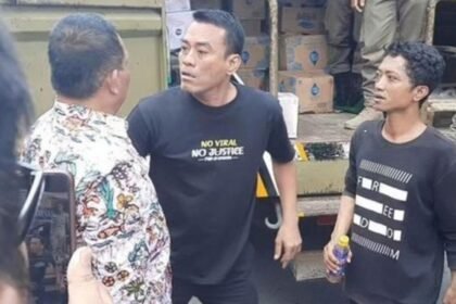 Seorang peserta aksi pengumpulan donasi untuk aksi tolak kenaikan PBB di Kabupaten Pati bersitegang dengan pejabat Pemkab Pati saat barang-barang donasi yang dikumpulkan, akan diangkut Satpol PP, Selasa (5/8/2025). Foto: dok