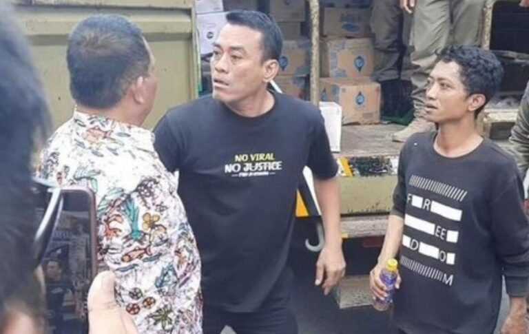 Seorang peserta aksi pengumpulan donasi untuk aksi tolak kenaikan PBB di Kabupaten Pati bersitegang dengan pejabat Pemkab Pati saat barang-barang donasi yang dikumpulkan, akan diangkut Satpol PP, Selasa (5/8/2025). Foto: dok