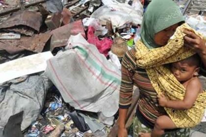 Foto: ilustrasi. Seorang warga menggendang anaknya yang masih kecil untuk diajak memulung di tempat pembuangan akhir sampah. Potret kemiskinan di Indonesia.
