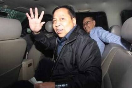 Setyo Novanto melambaikan tangan kepada awak media usai mendapatkan bebas bersyarat, Sabtu (16/8/2025) malam.